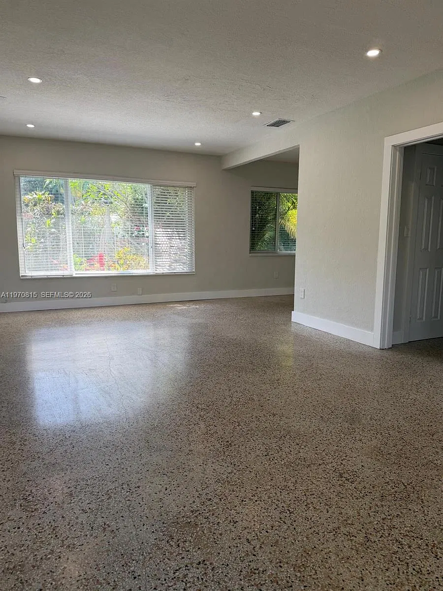 Building Photo - 12000 NE 9th Ave #1