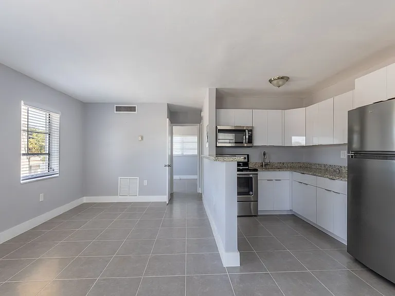 Kenwood Apartments — Photo 27