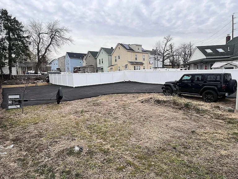 527 Oak St — Photo 17