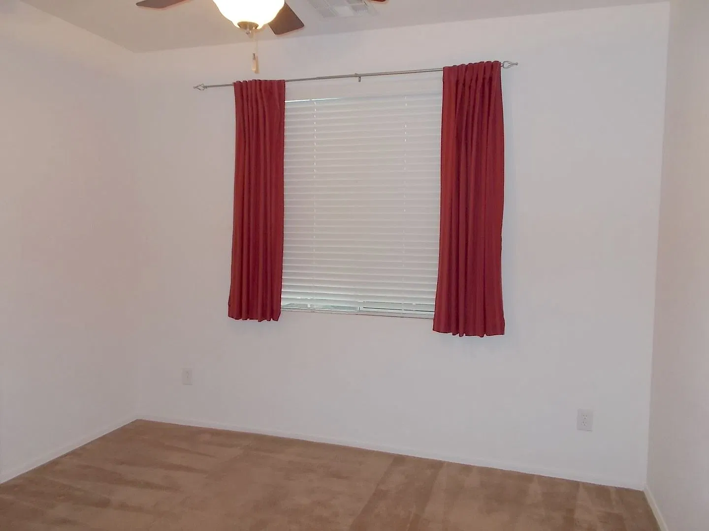 Spacious 2 Bedroom + Den, 2 Bath Condo in a Gated Community — Photo 3