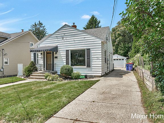 4th image of 731 Diamond Ave NE
