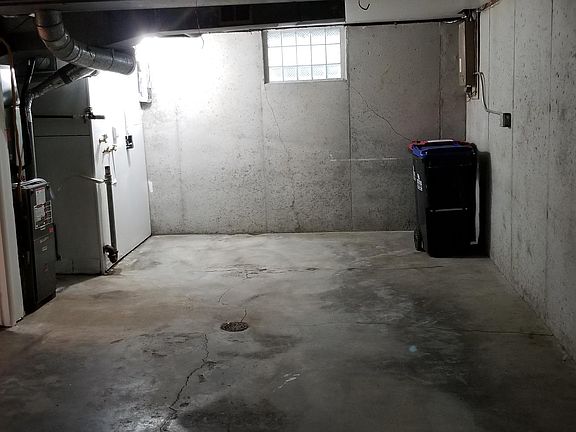 1 garage parking space included. Washer/Dryer hookup available