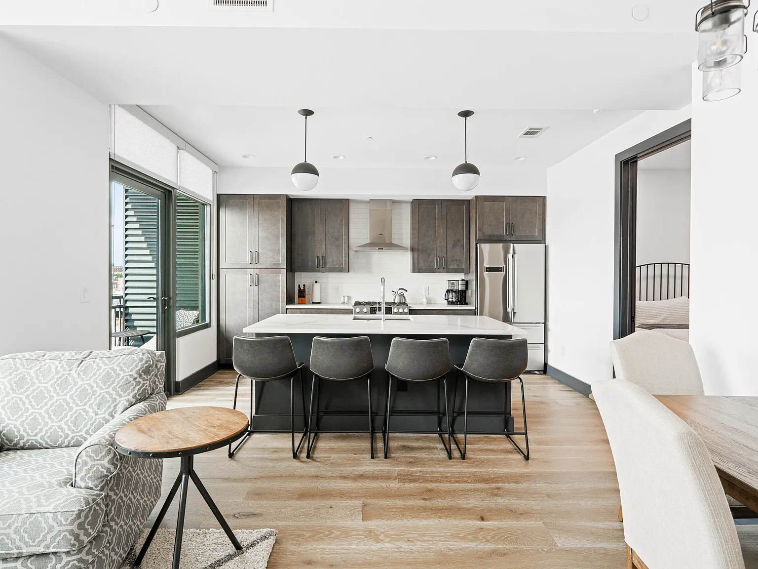 2 bed, 2.0 bath, 1166 sqft, $5,500 — Photo 3