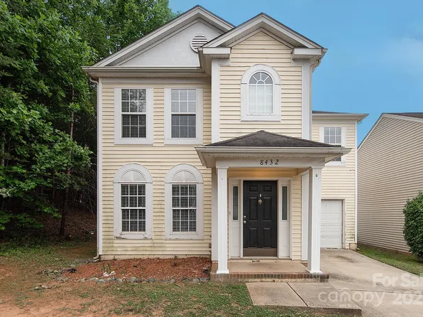 8432 Spirea Ct, Charlotte, NC 28215