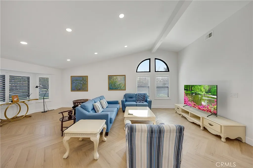 4 bed, 2303 sqft, $7,950 — Photo 3