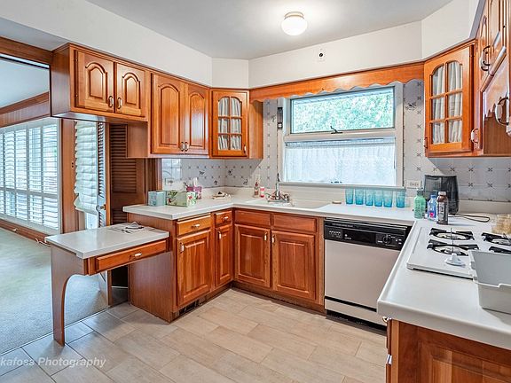 5th image of 443 Blackstone Ave