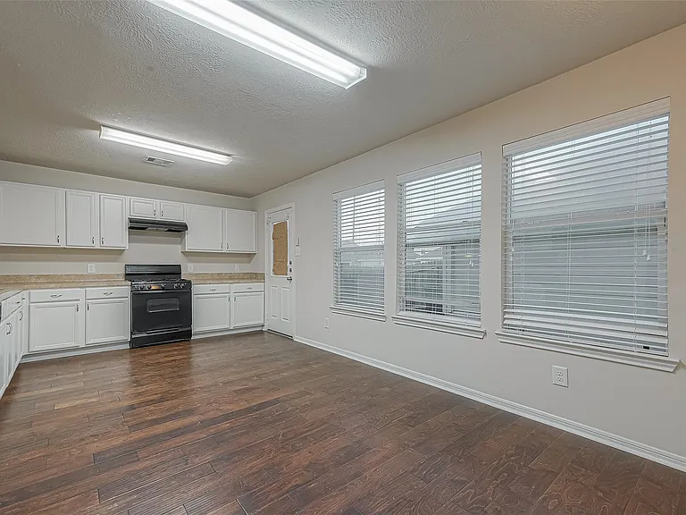 6352 Austinville Dr — Photo 11