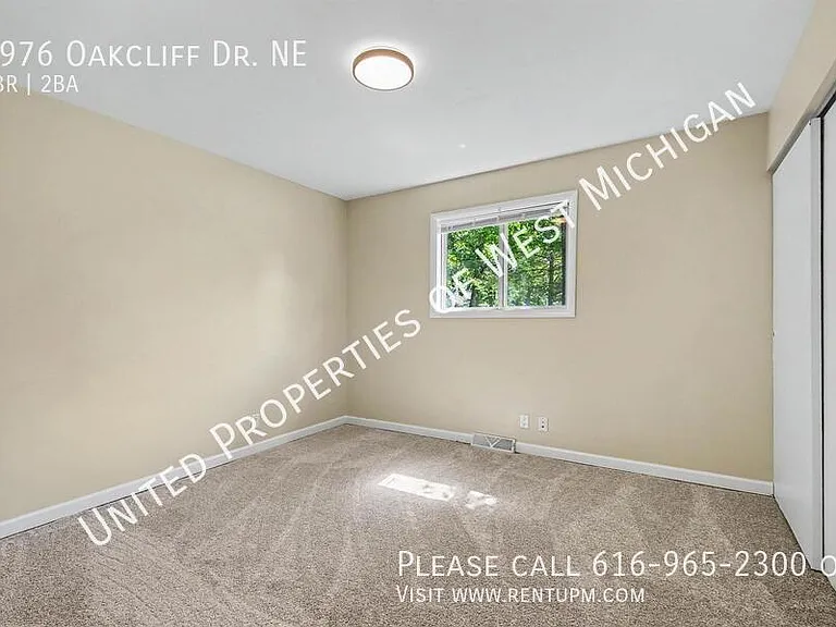 1976 Oakcliff Dr NE — Photo 8