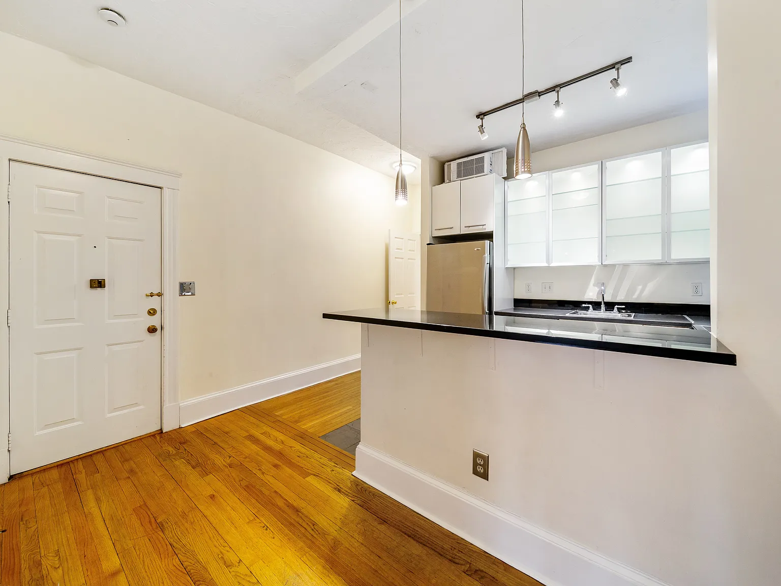 2 bed, $4,200 — Photo 4