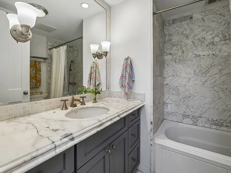223 W Wisconsin St #2B — Photo 10