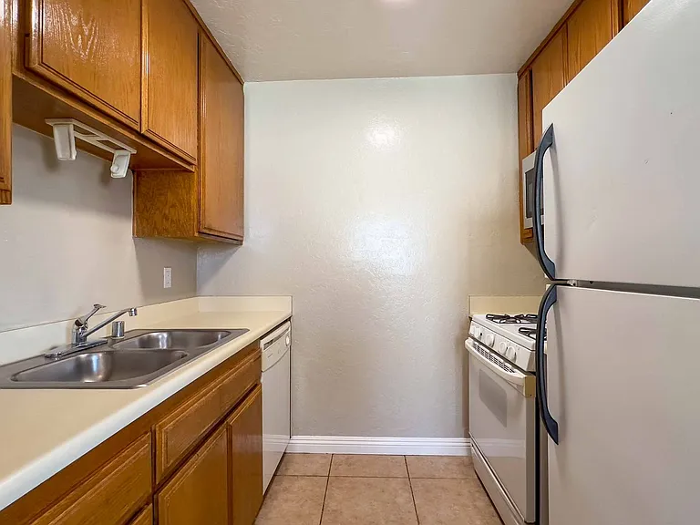 323 W 15th Ave — Photo 12