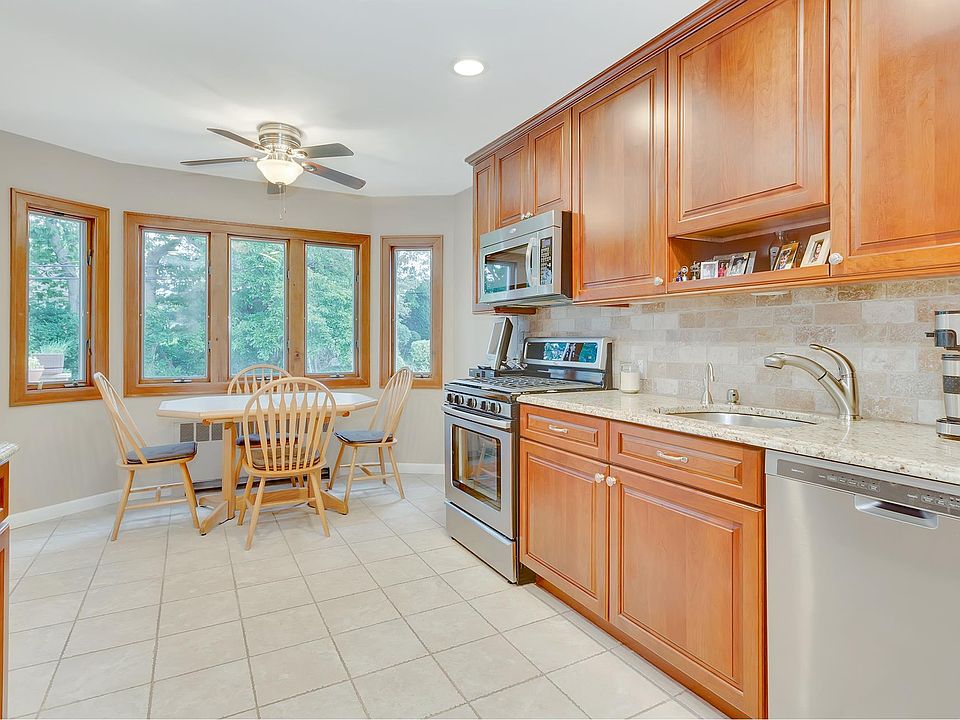 2nd image of 302 Southwood Cir