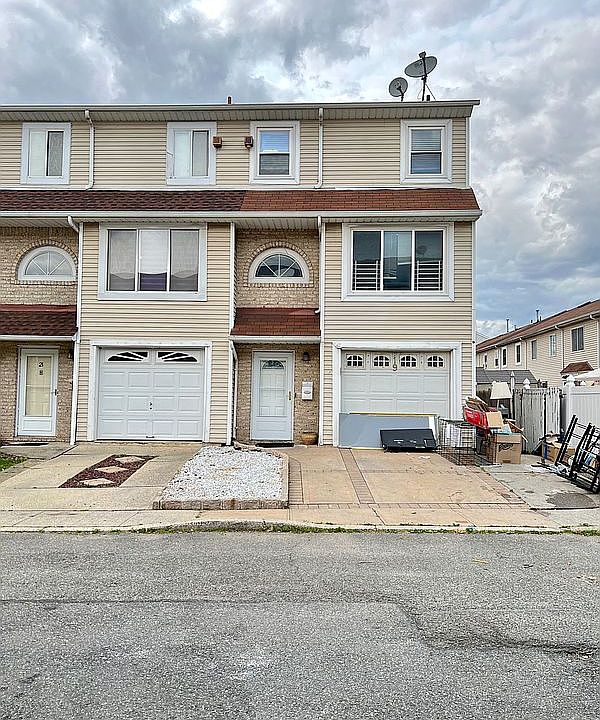 1st image of 19 Benjamin Dr
