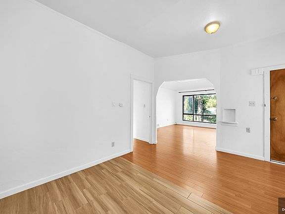 4th image of 23 Cayuga Ave