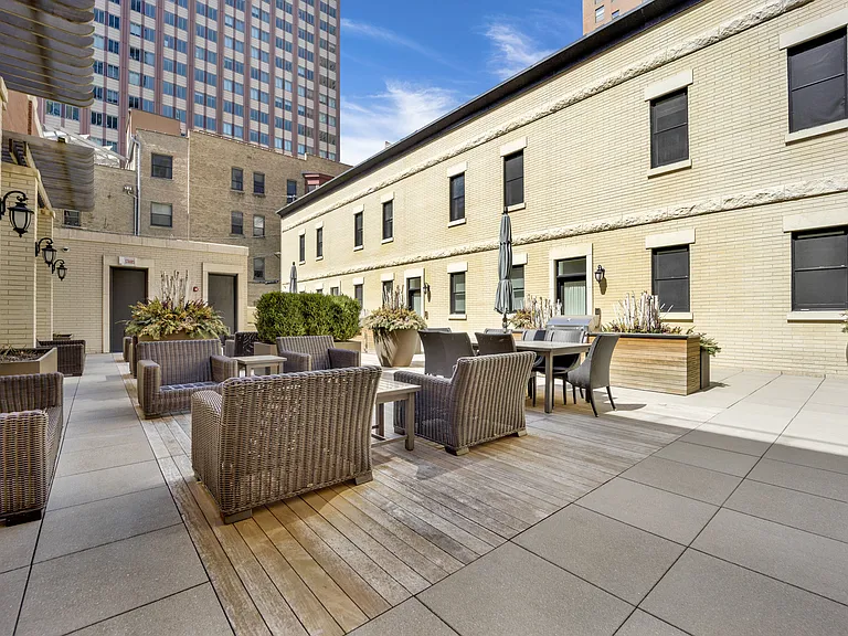 105 W Chestnut St — Photo 14