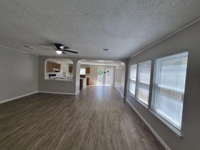 4414 Stradford Pl — Photo 3