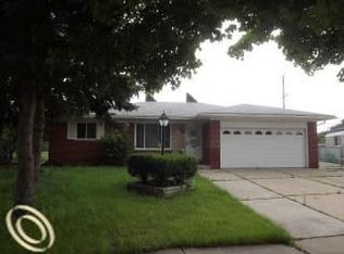 22306 N Fairway Dr, Woodhaven, MI 48183