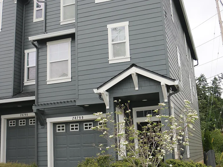 Front Entrance/End Unit showing all the windows on the front and side.