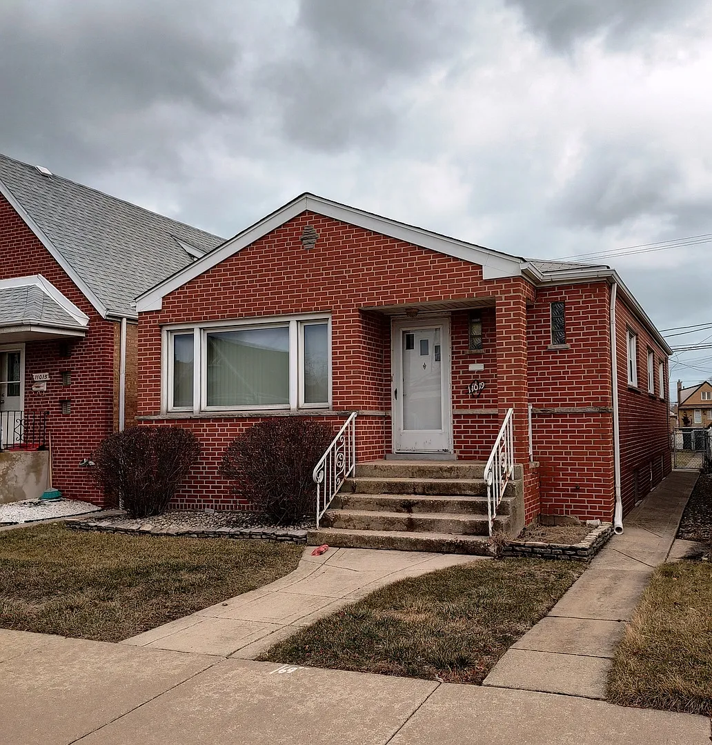 11019 S Avenue L photo 1