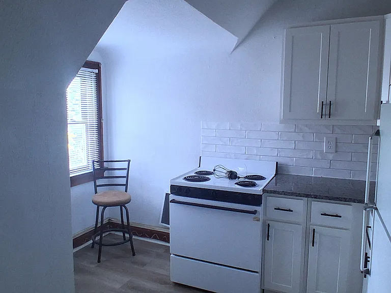 Kitchen, granite top and ceramic tile.