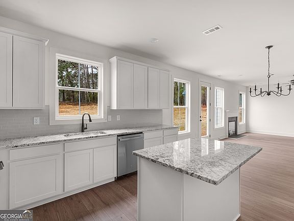 3rd image of 172 Loyd Rd