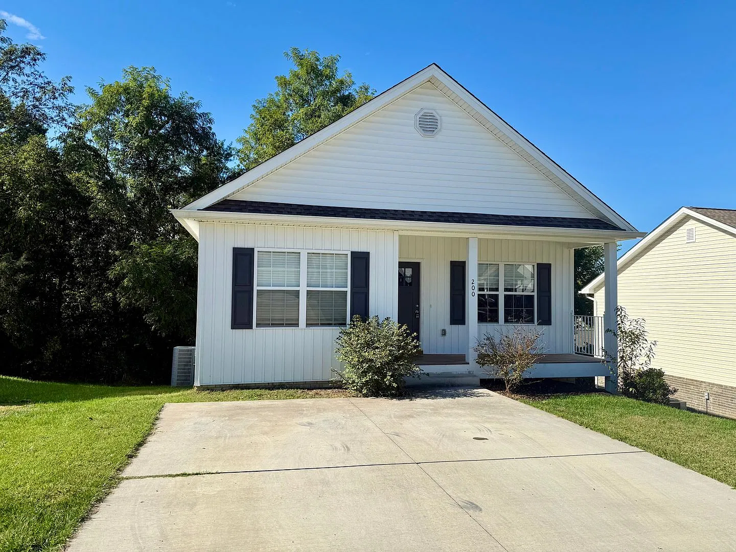 Spacious 3 Bedroom, 3.5bath in central Johnson City — Photo 2