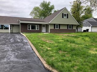 7 Smoketree Rd, Levittown, PA 19056