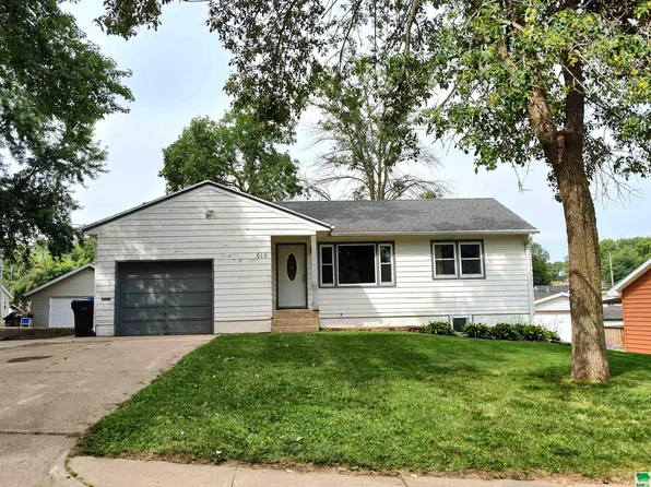 615 Grandview Ave, Le Mars, IA 51031
