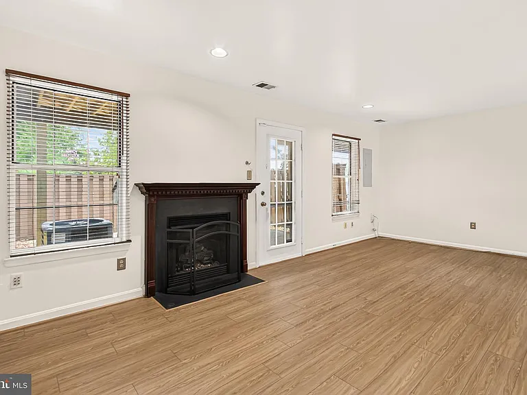 14637 Stream Pond Dr — Photo 36