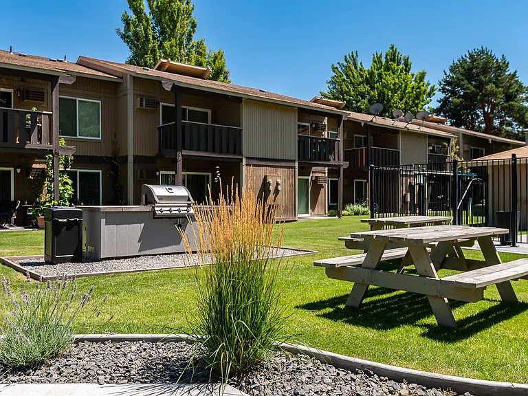 Arlo on 10th | Exterior