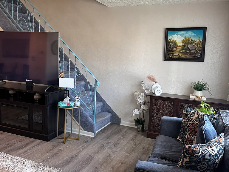 4442 Strahle St — Photo 2