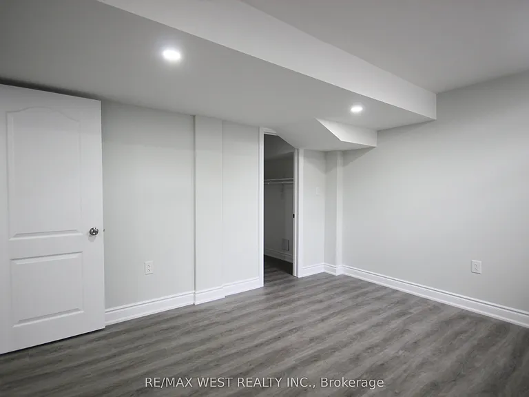 152 The Queensway #BASEMENT — Photo 11