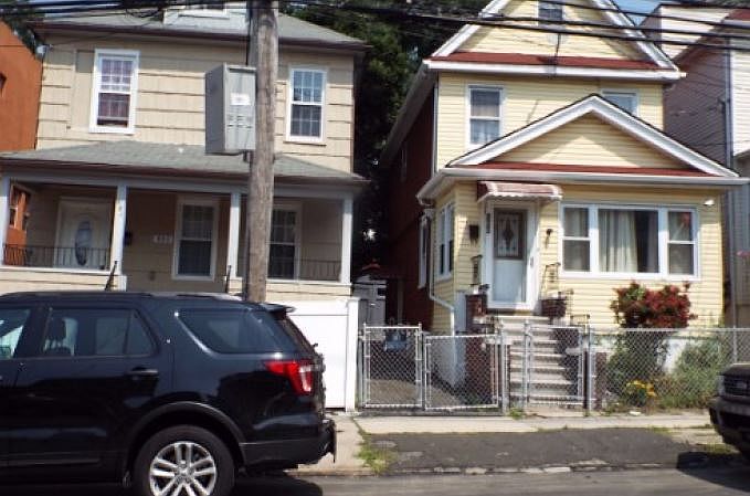 2nd image of 833 E 224th St