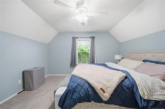 1112 W Queens Pl — Photo 10