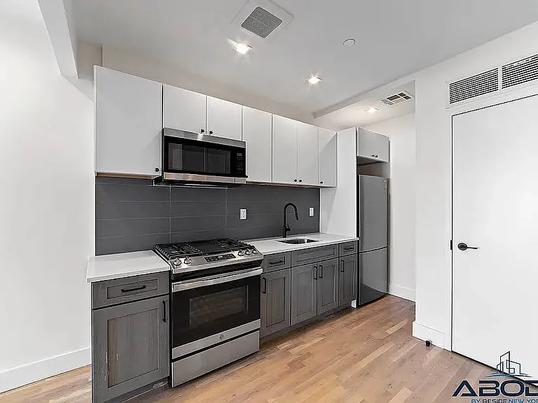 153 Erasmus St #2R — Photo 4