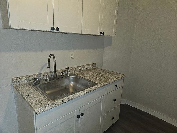 4th image of 601 E Main St