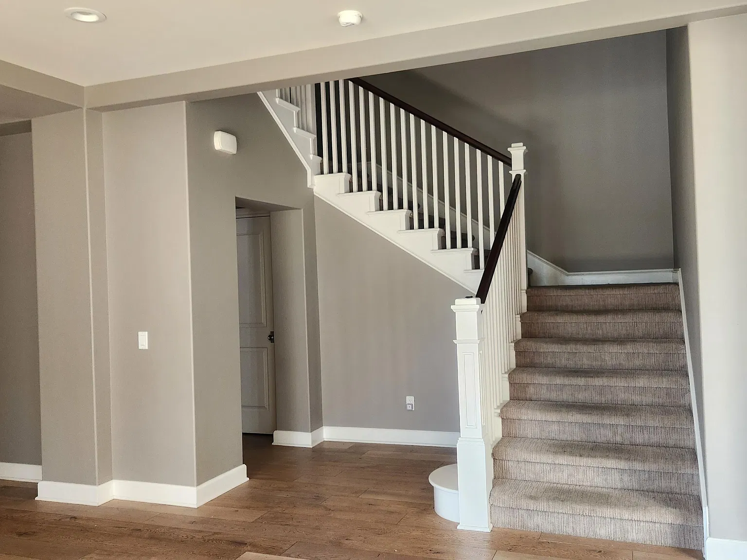 4 bed, 3.5 bath, 3097 sqft — Photo 2