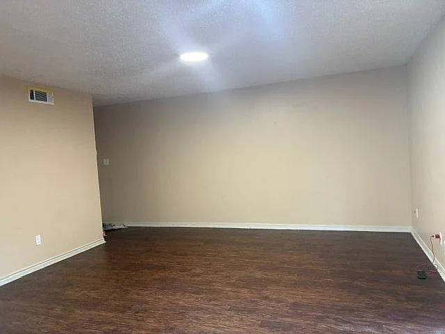1810 Meadowgreen Dr - B — Photo 3