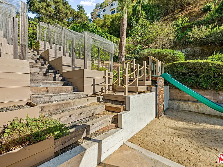 1836 N Doheny Dr — Photo 40