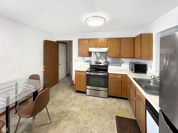 2nd image of 106 Broad Leaf Pl