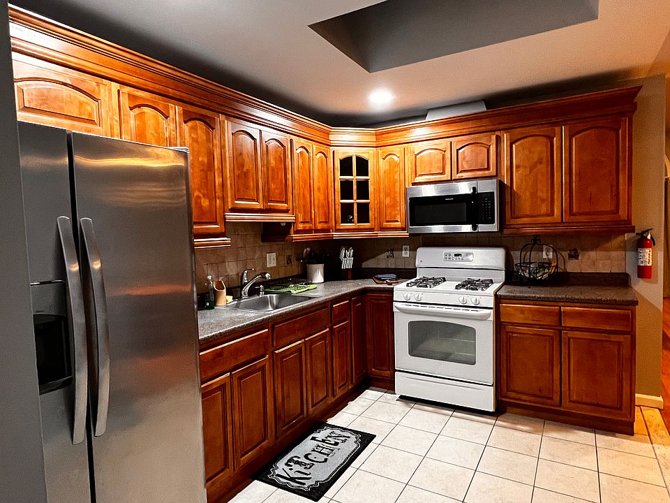 1st image of 10 Waverly St #2