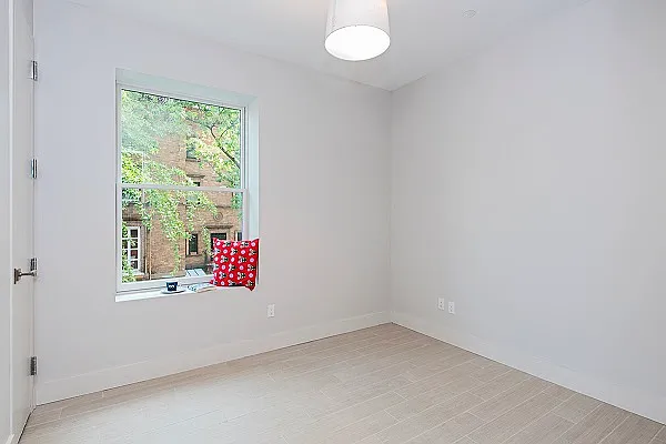 Rented by Perry Associates NYC Inc | media 34