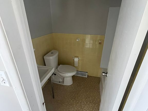 5th image of 17745 Lakeshore Blvd #3