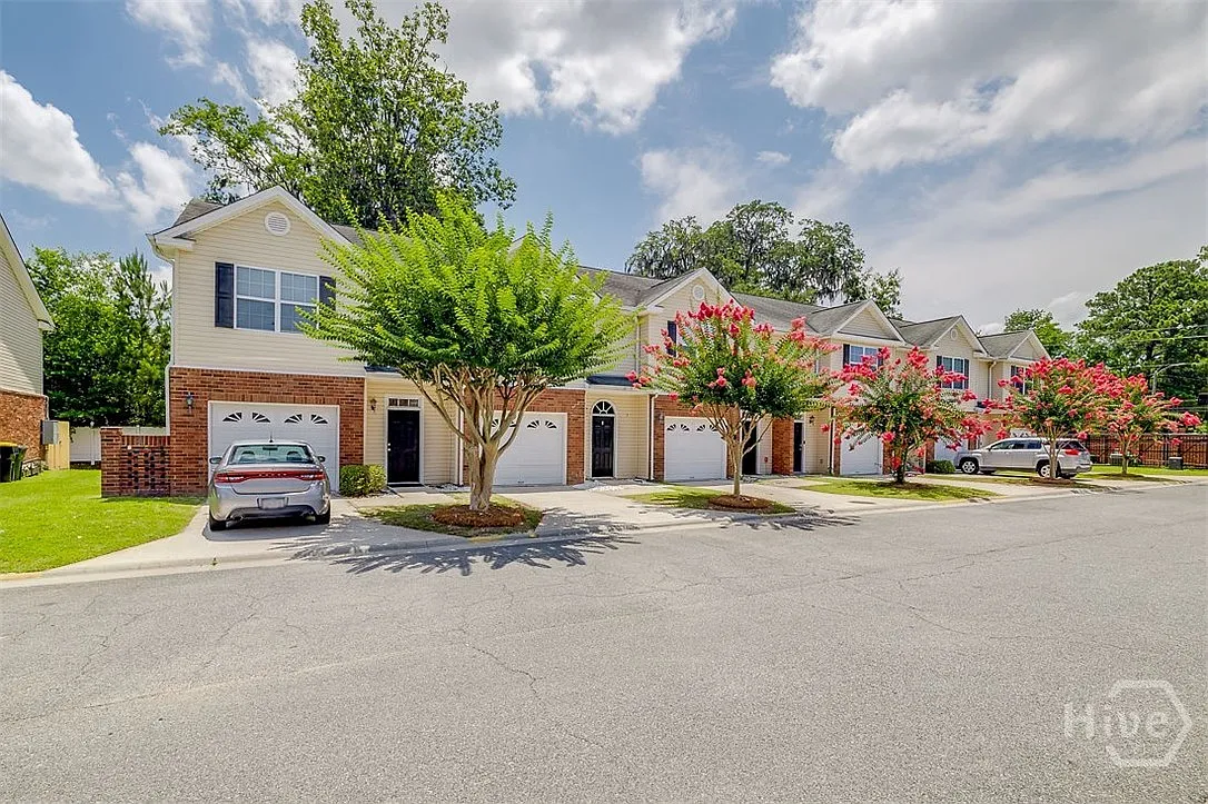3 bed, 2.5 bath, 1712 sqft, $2,100 — Photo 3