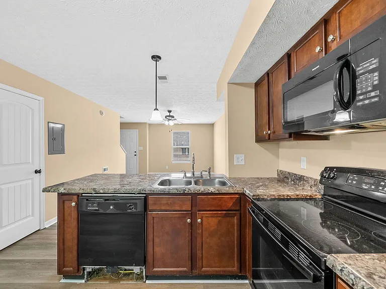 Mccormick Lane-2260 — Photo 13