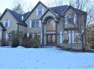 32 Surrey Ln, Falmouth, ME 04105