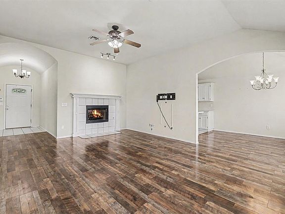 4th image of 704 Tioga Cir