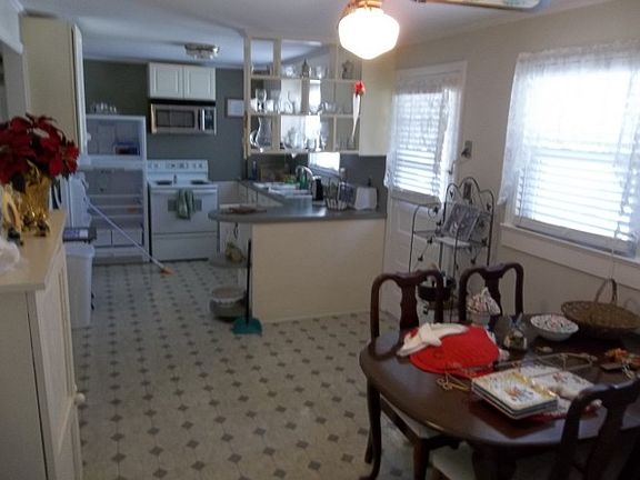 5th image of 9 E Holly St