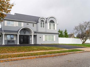 9 Collector Ln, Levittown, NY 11756