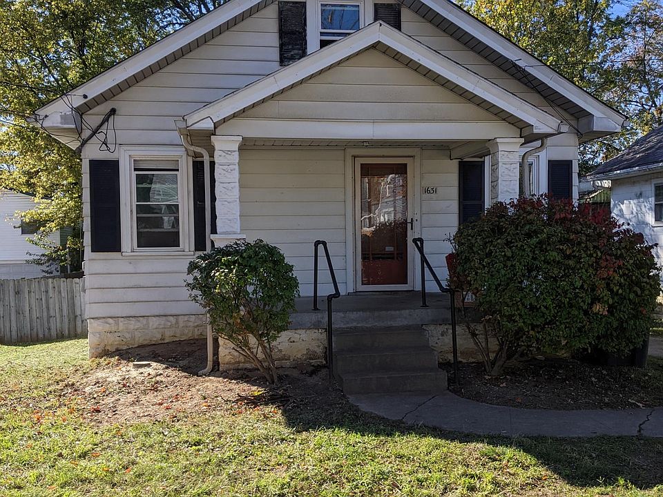 !!!!!!!!!READ THE LISTING!!!!!!! The front of the house from the street